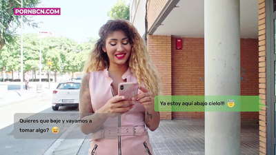 Xəyanətkar arvad əri işləyərkən gənc sevgilisini bərk sikdirmək üzrədir. Latina ilə döşlər və böyük göt. Venera Afrodita.